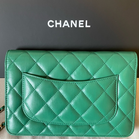 CHANEL 22A GREEN WALLET ON CHAIN - Picture 5 of 8